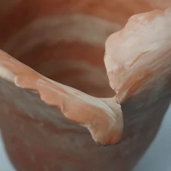 Anfora decorativa in ceramica marmorizzata rossa e crema