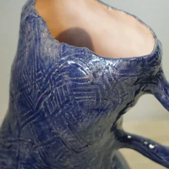 Anfora in ceramica smaltata cobalto con manico