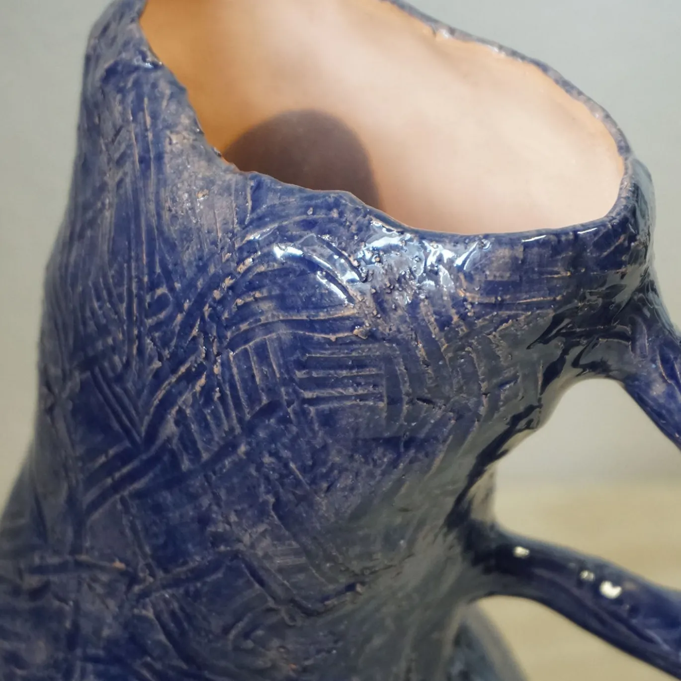 Anfora in ceramica smaltata cobalto con manico