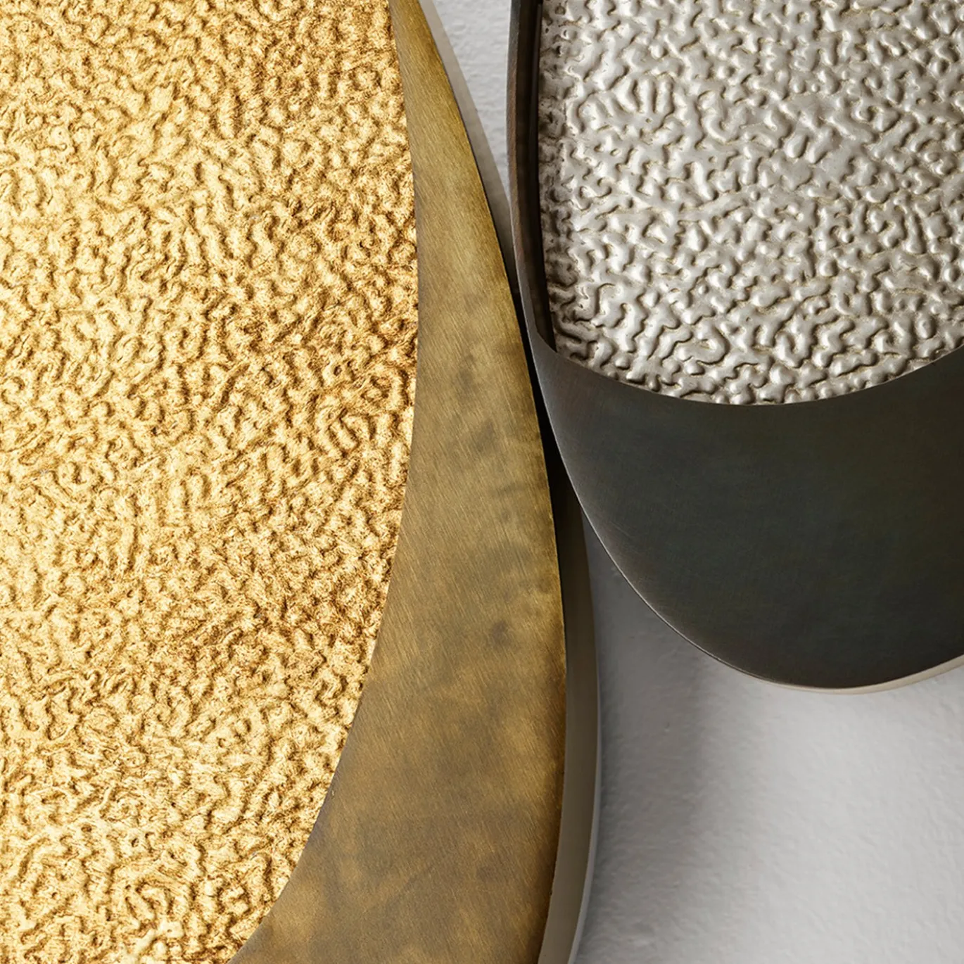 Applique a due petali in oro e acciaio di Mammini Candido