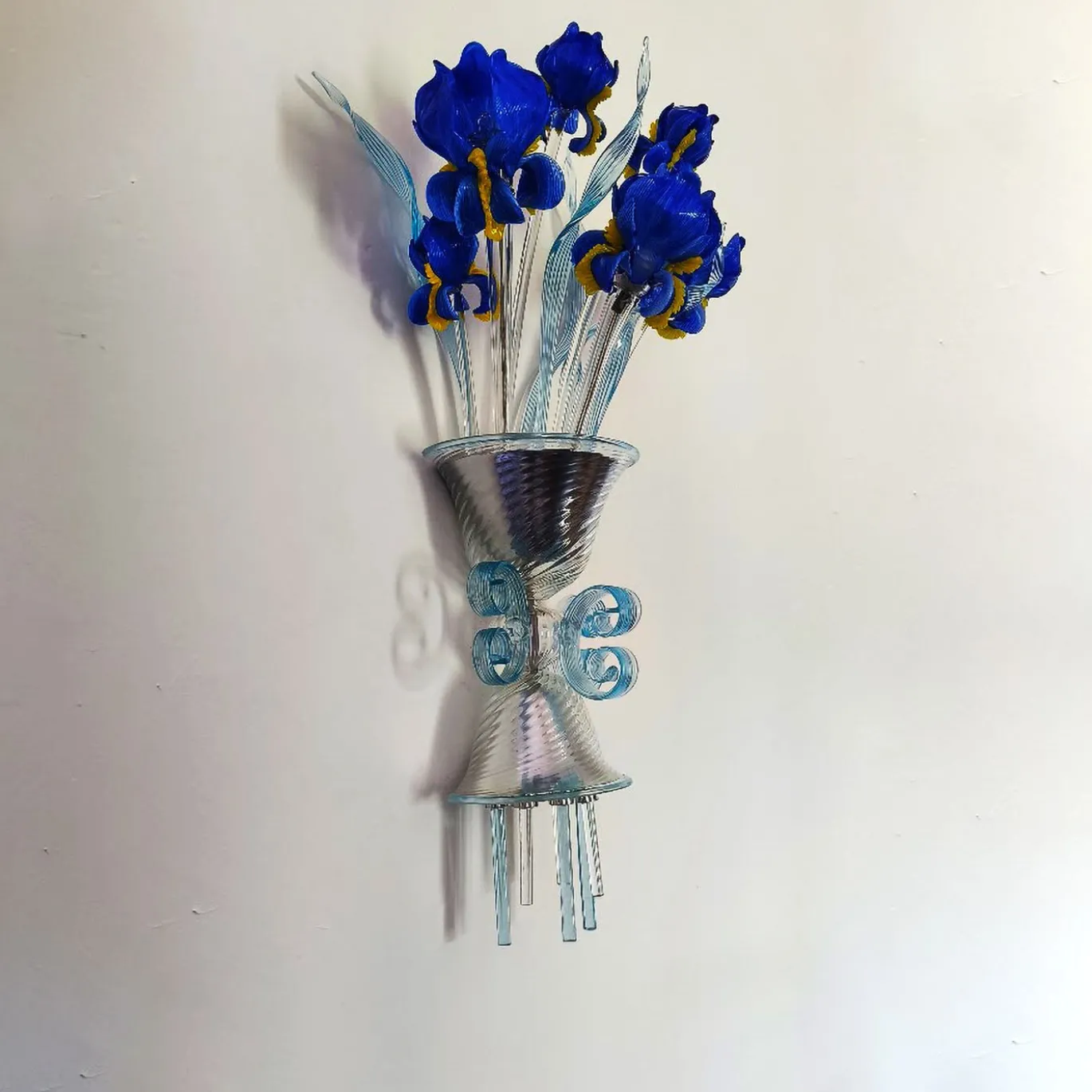 Applique a parete Cestoblu in vetro blu con struttura cromata a 3 luci