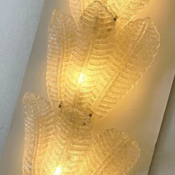 Applique da parete con foglie in vetro graniglia ambra