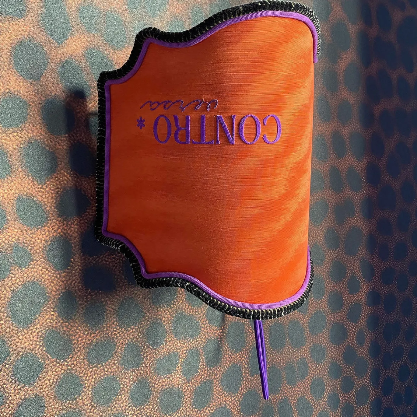 Applique da parete Gianna in tessuto moiré arancione con ricamo