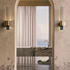 Applique doppia Sbàrlusc in vetro fumé indaco e ottone champagne di Isacco Brioschi