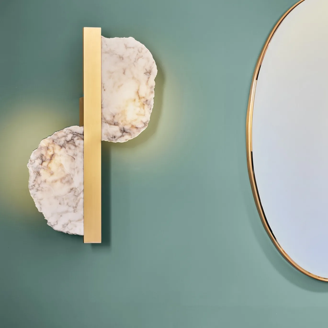 Applique Eclipse in ottone satinato e alabastro