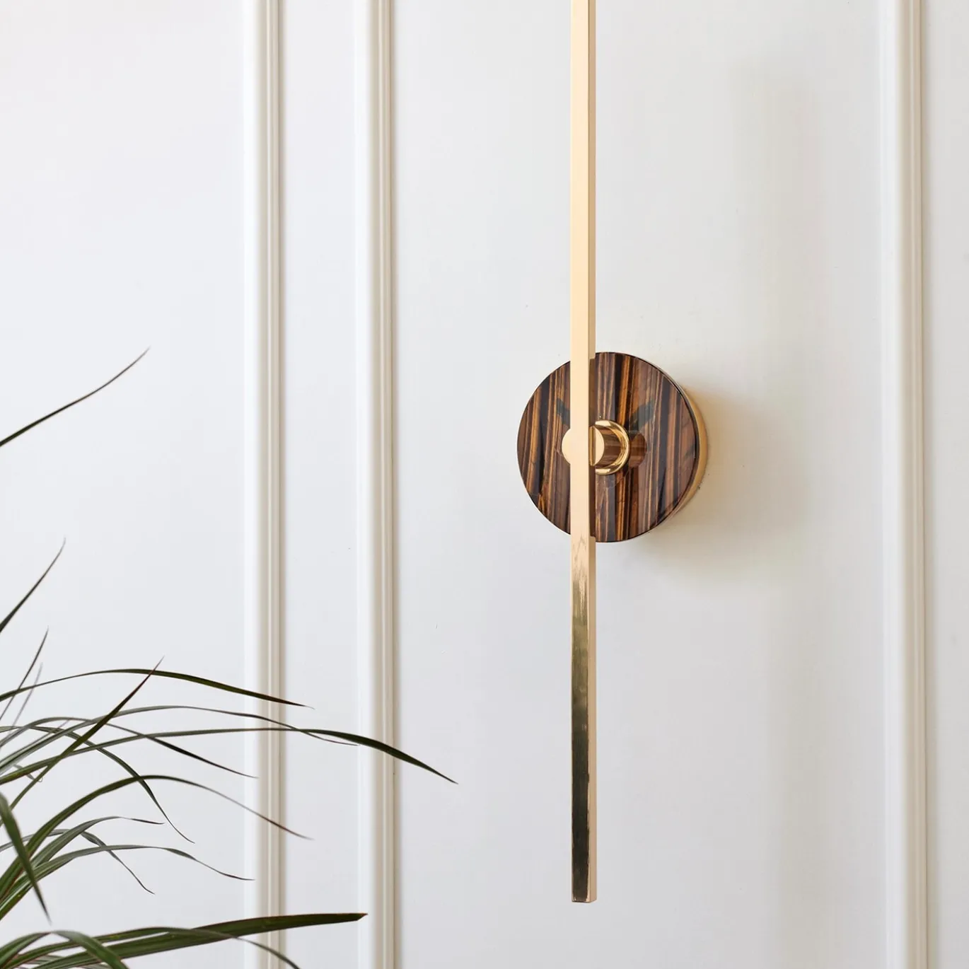 Applique Essential/ Elite Stick in ottone lucido e occhio di tigre