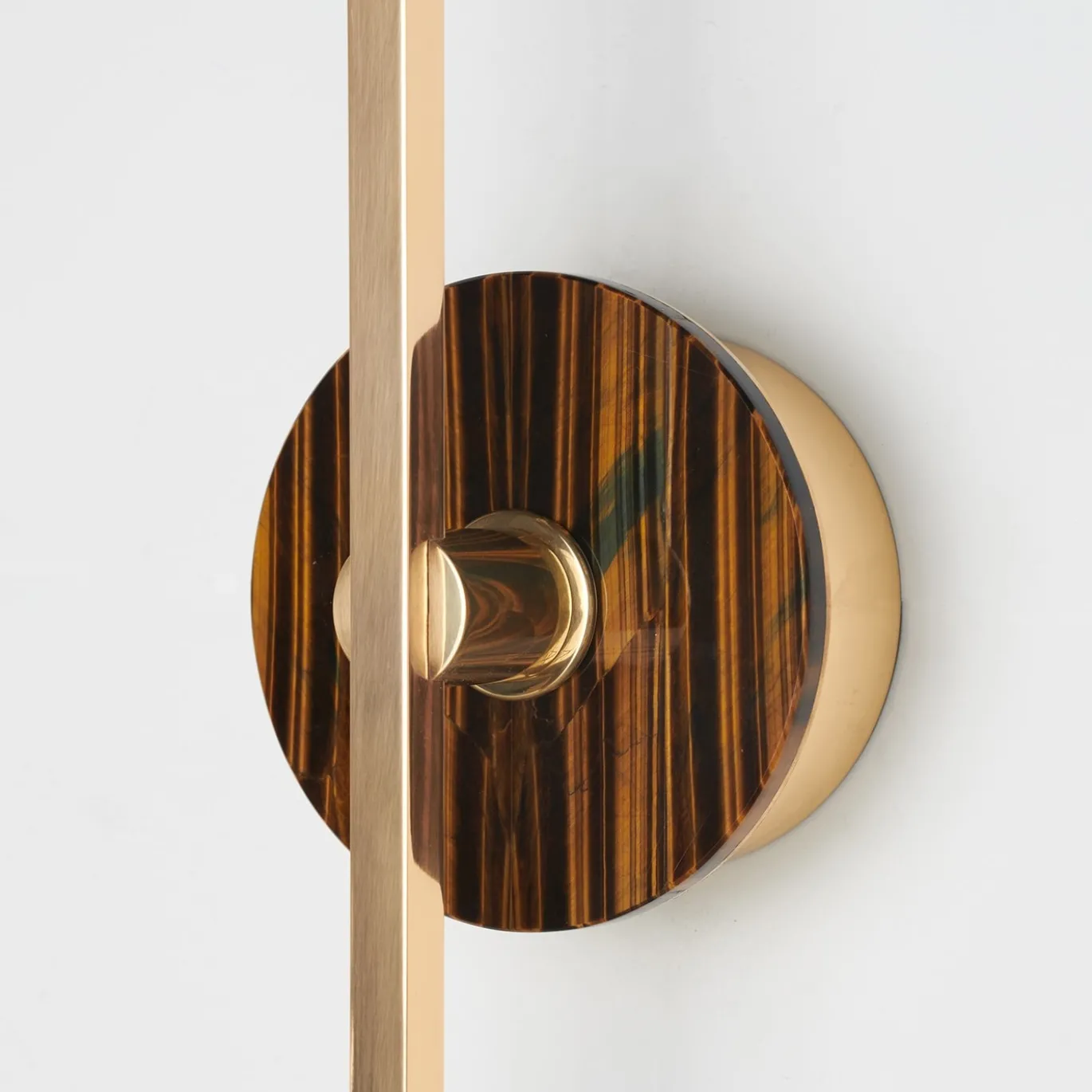 Applique Essential/ Elite Stick in ottone lucido e occhio di tigre