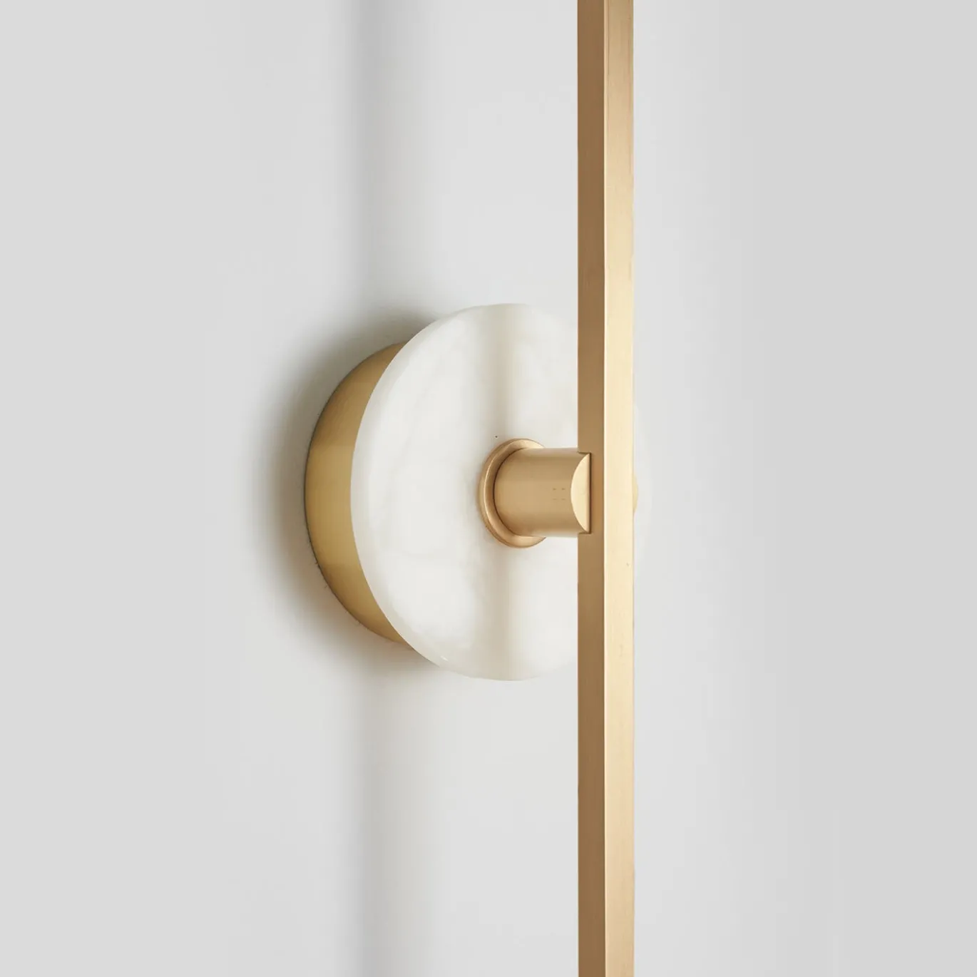 Applique Essential Stick in ottone satinato e marmo bianco
