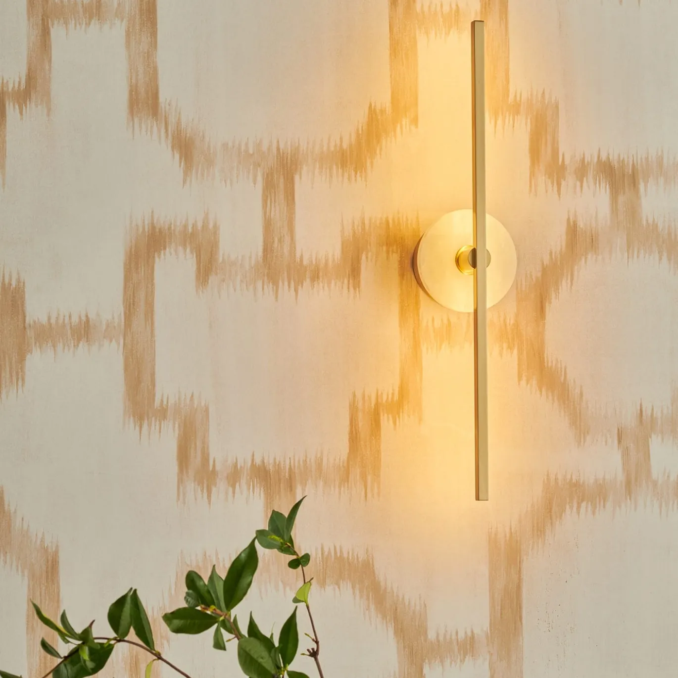 Applique Essential Stick in ottone satinato e marmo bianco