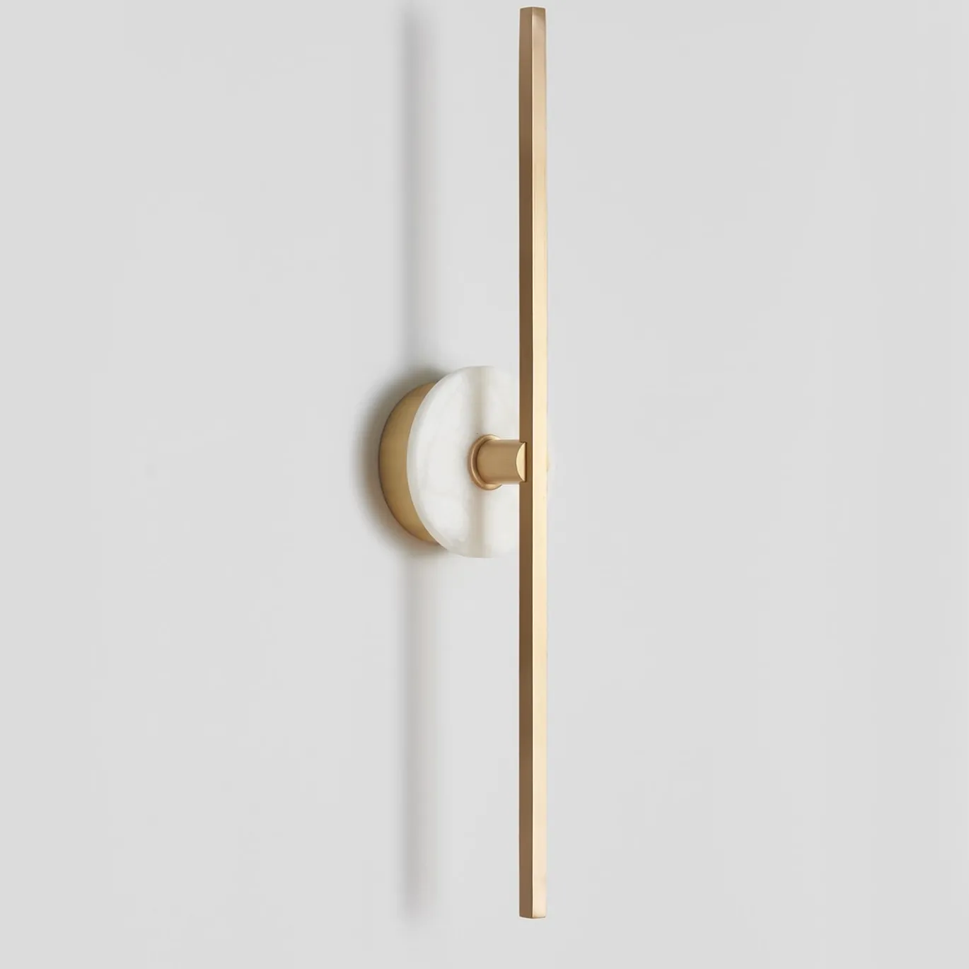 Applique Essential Stick in ottone satinato e marmo bianco