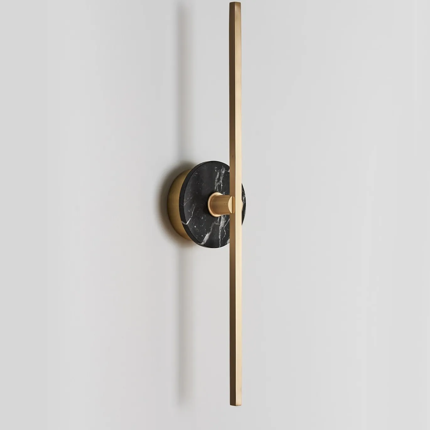 Applique Essential Stick in ottone satinato e marmo nero Marquinha