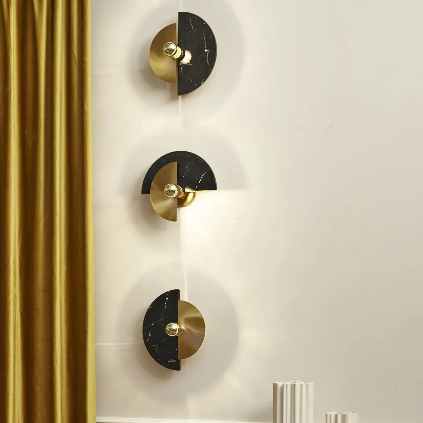 Applique Levante in ottone lucido e marmo Marquina