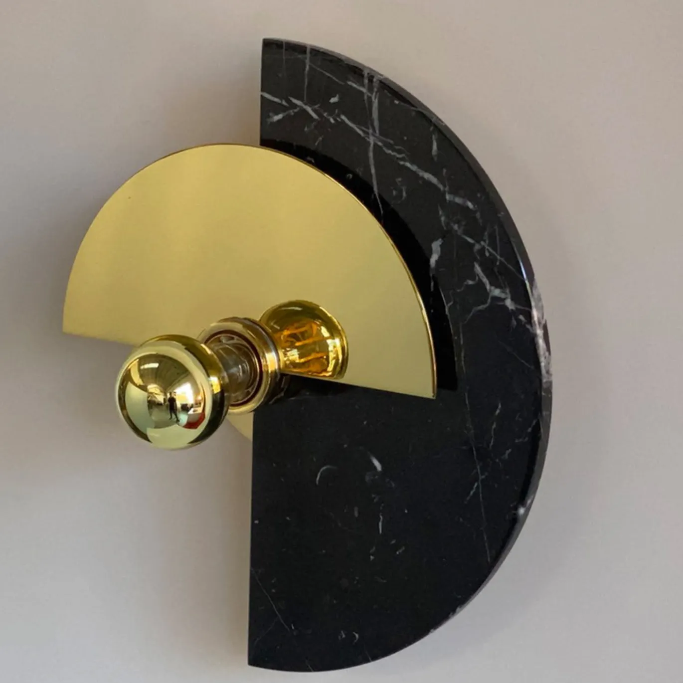 Applique Levante in ottone lucido e marmo Marquina