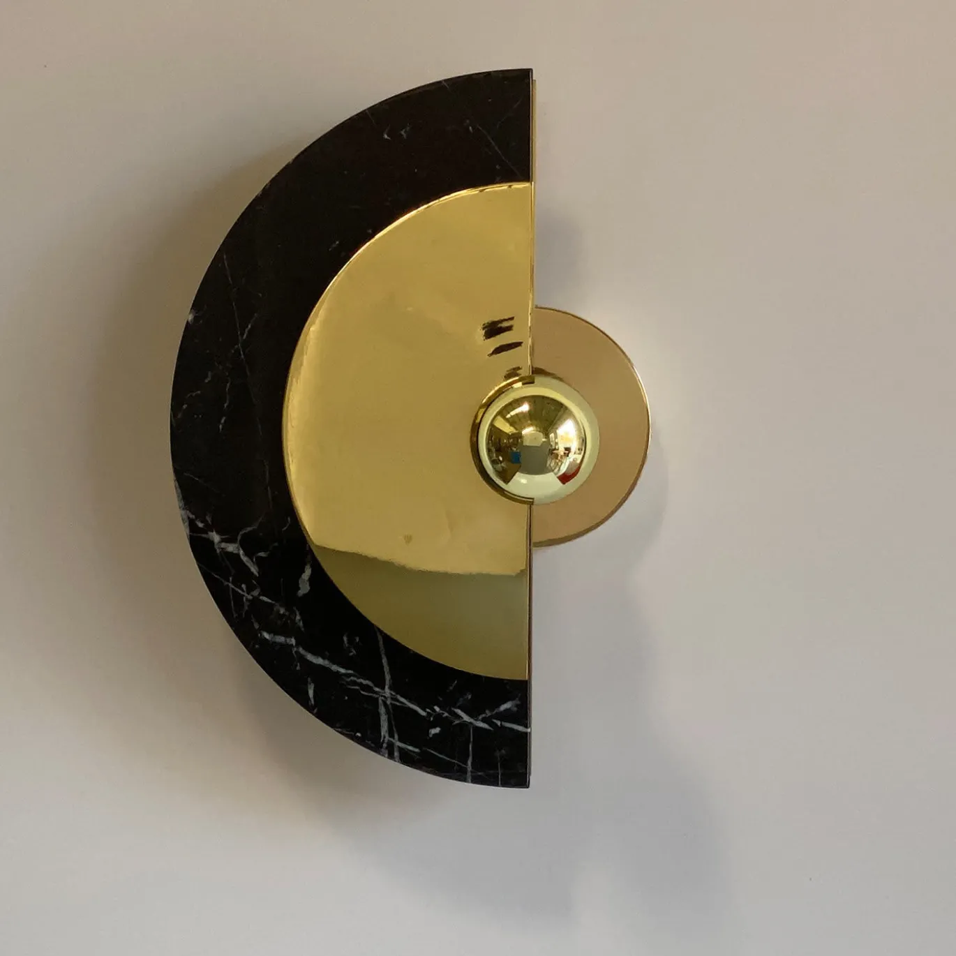 Applique Levante in ottone lucido e marmo Marquina