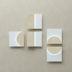Applique Modulare D in ferro con finitura bianca e pietra beige