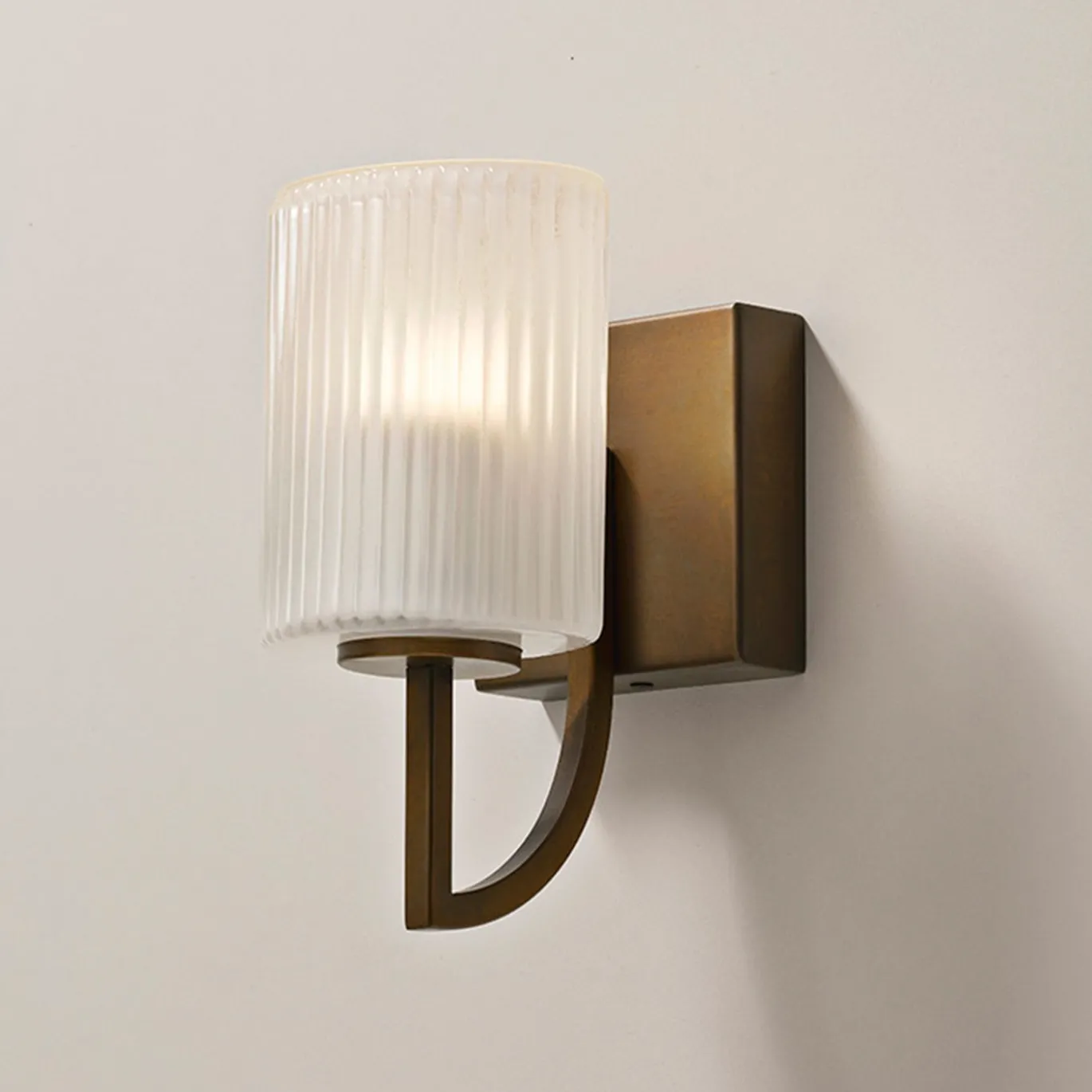 Applique Singola Cuspide in Vetro Bianco