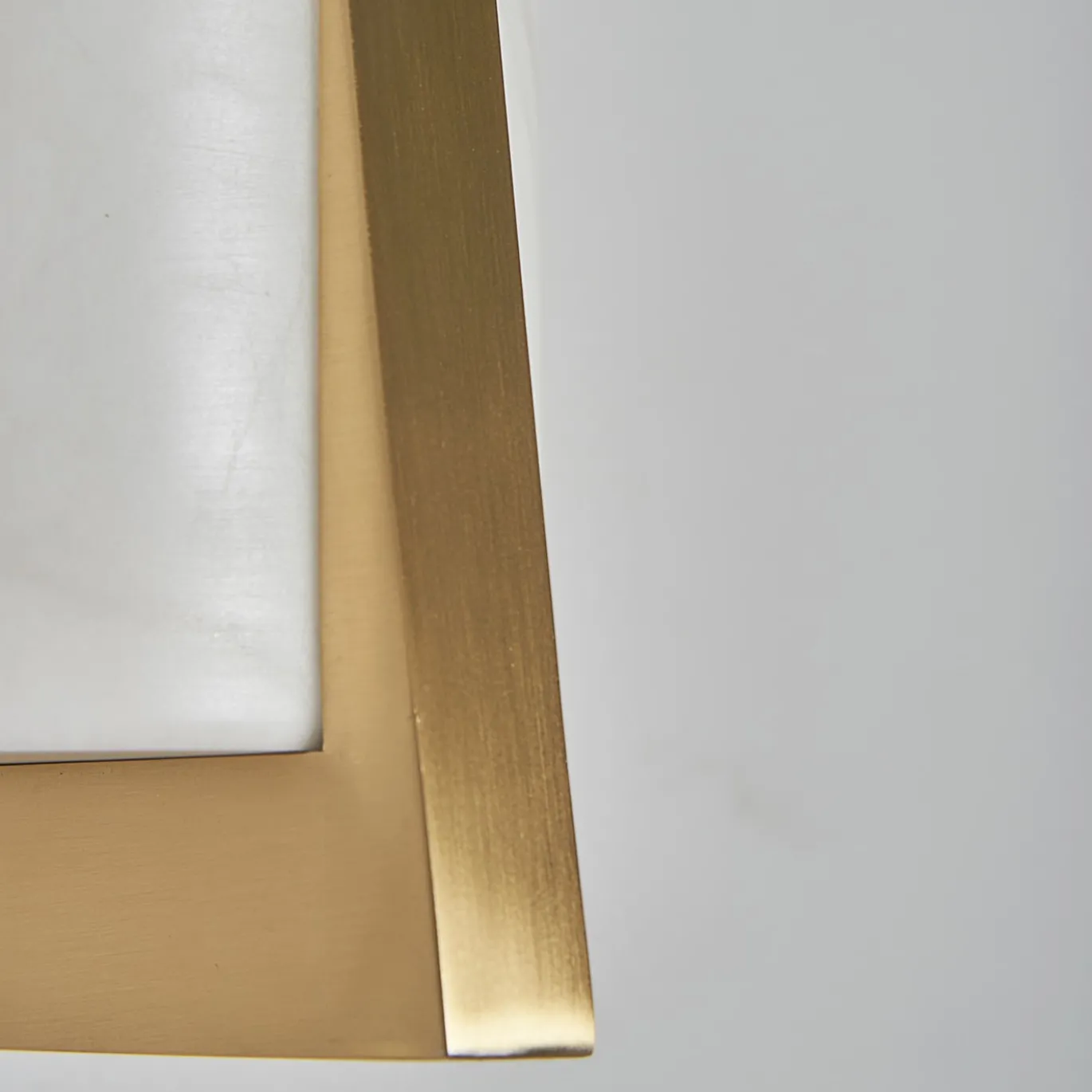 Applique Zeno in ottone satinato, nero opaco e alabastro