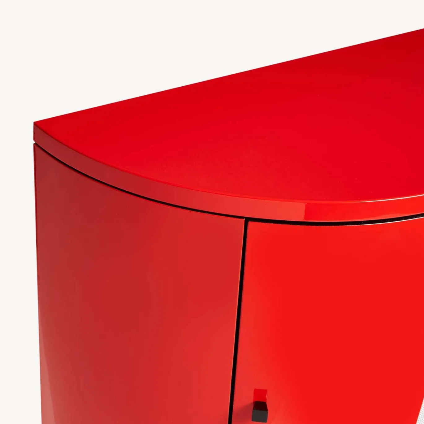 Armadietto curvo rosso Serratura
