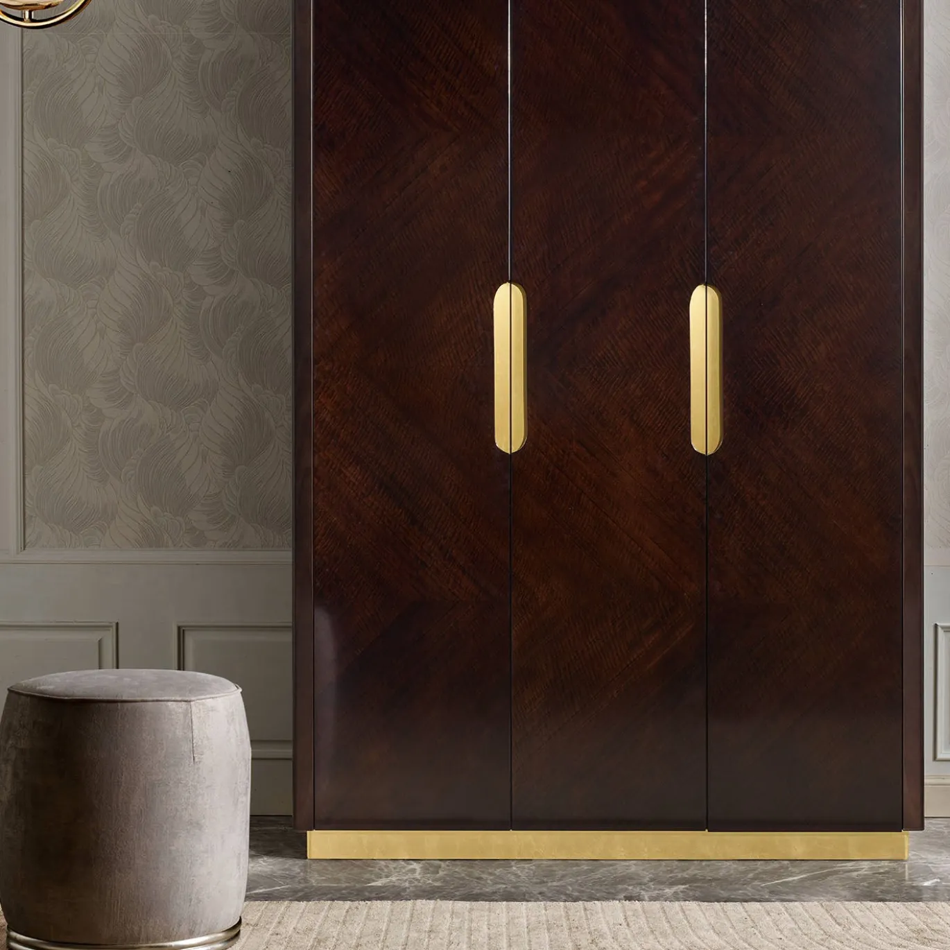 Armadio a 3 ante in eucalipto scuro con dettagli in ottone della collezione Studio Privè