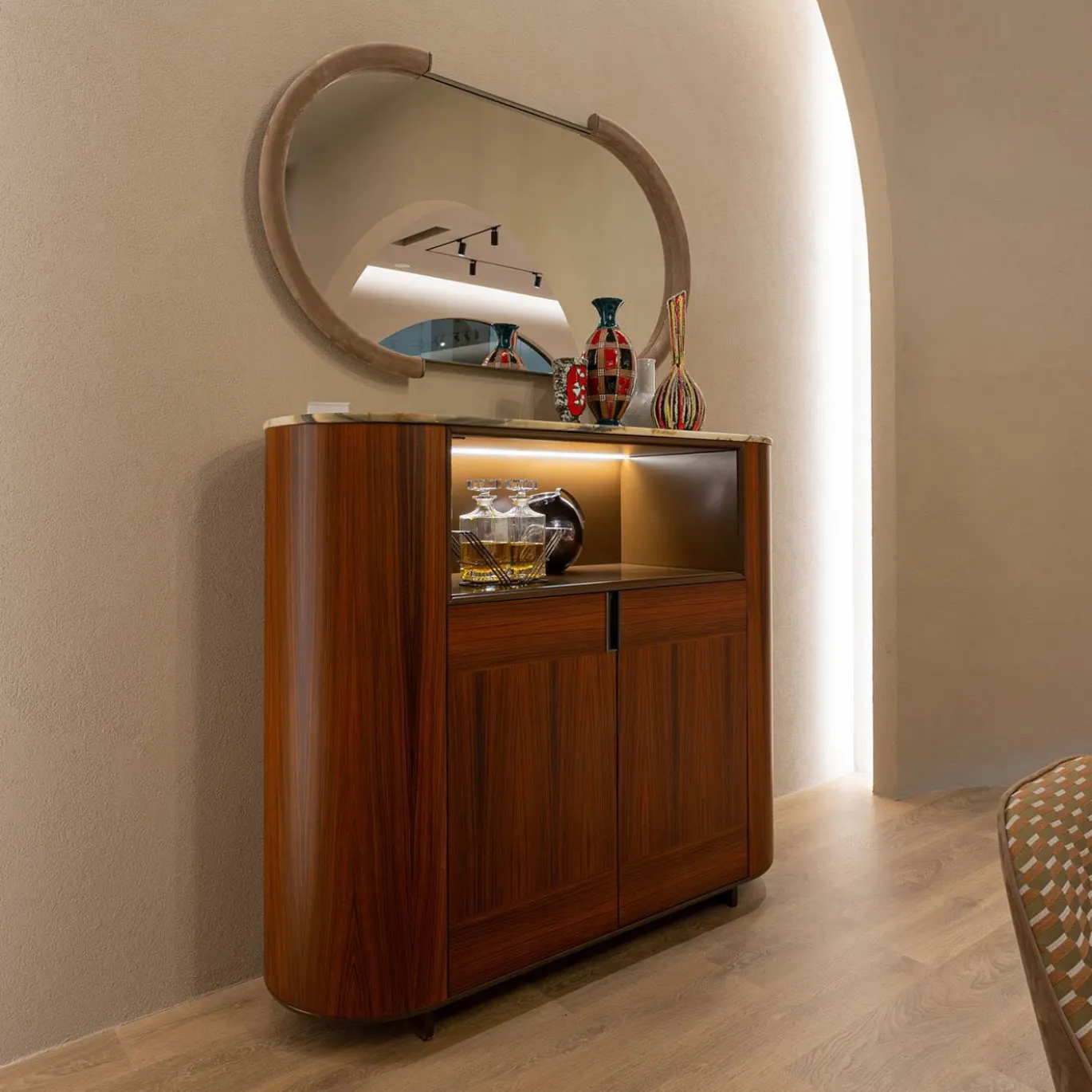Armadio in legno con piano in marmo