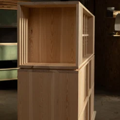 Armadio in legno di pino WA