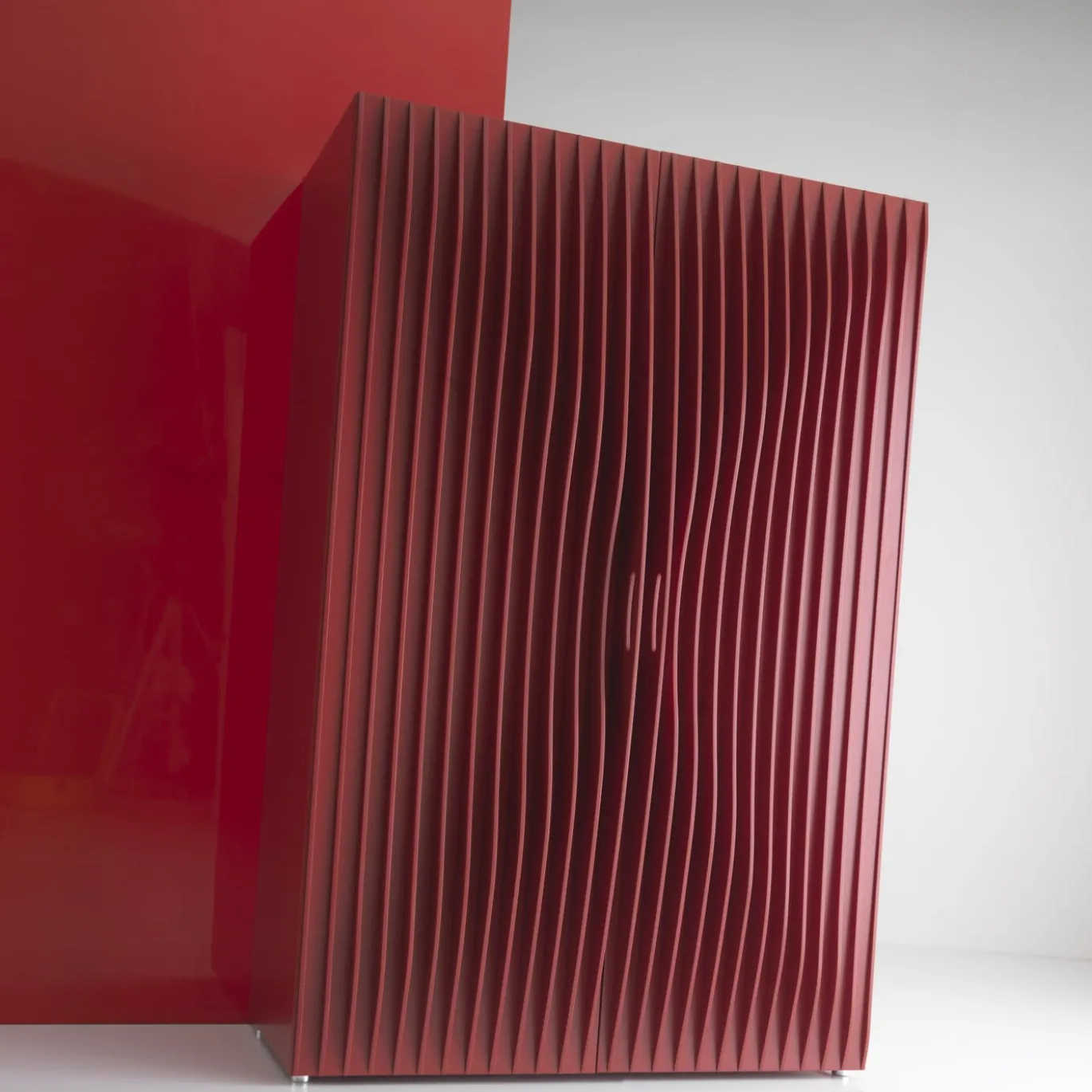 Armadio rosso misto di Karim Rashid