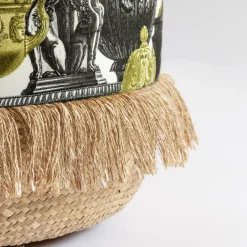 Base a cesto Roma e disegno di anfore antiche su pouf in velluto