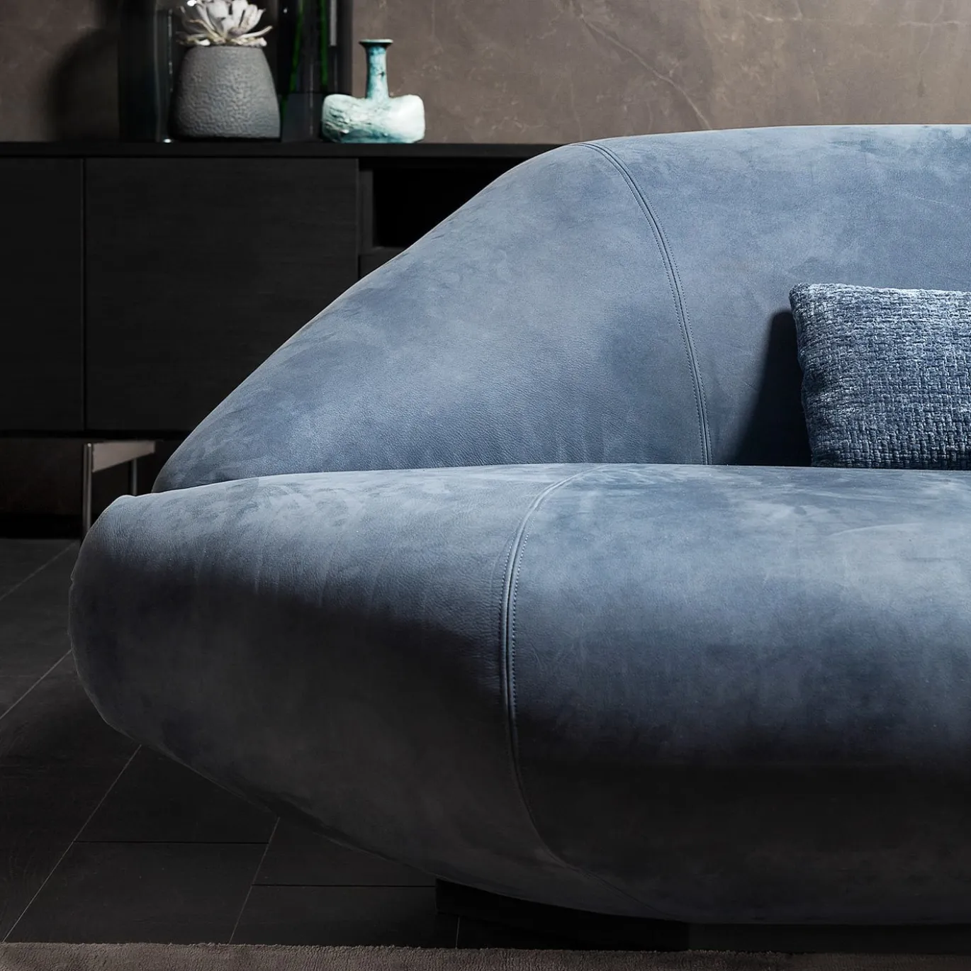 370 Bolid Divano di lusso in pelle blu Nabuk di Gianluigi Landoni