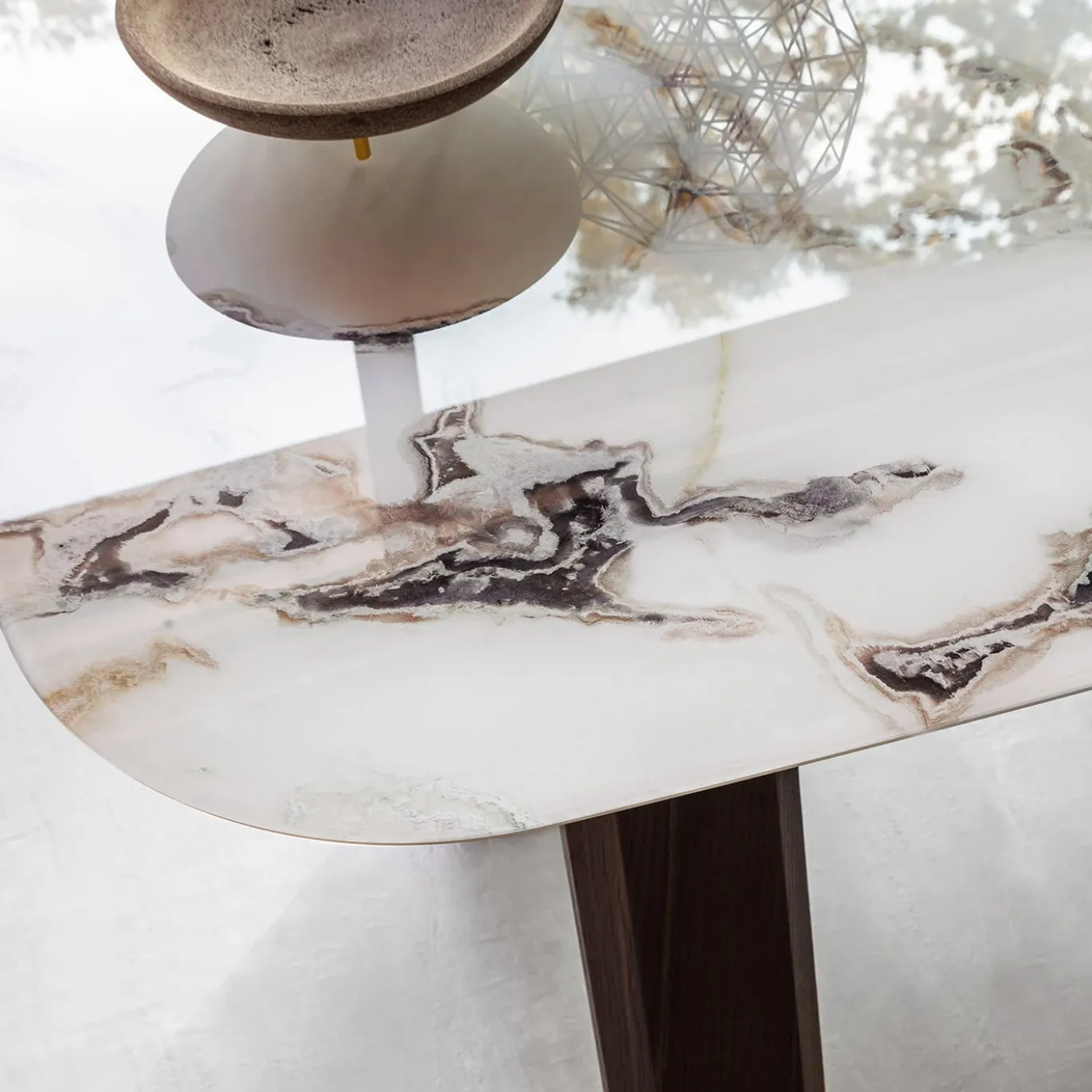 Bridge Tavolo Trinity grande in marmo bianco e rovere