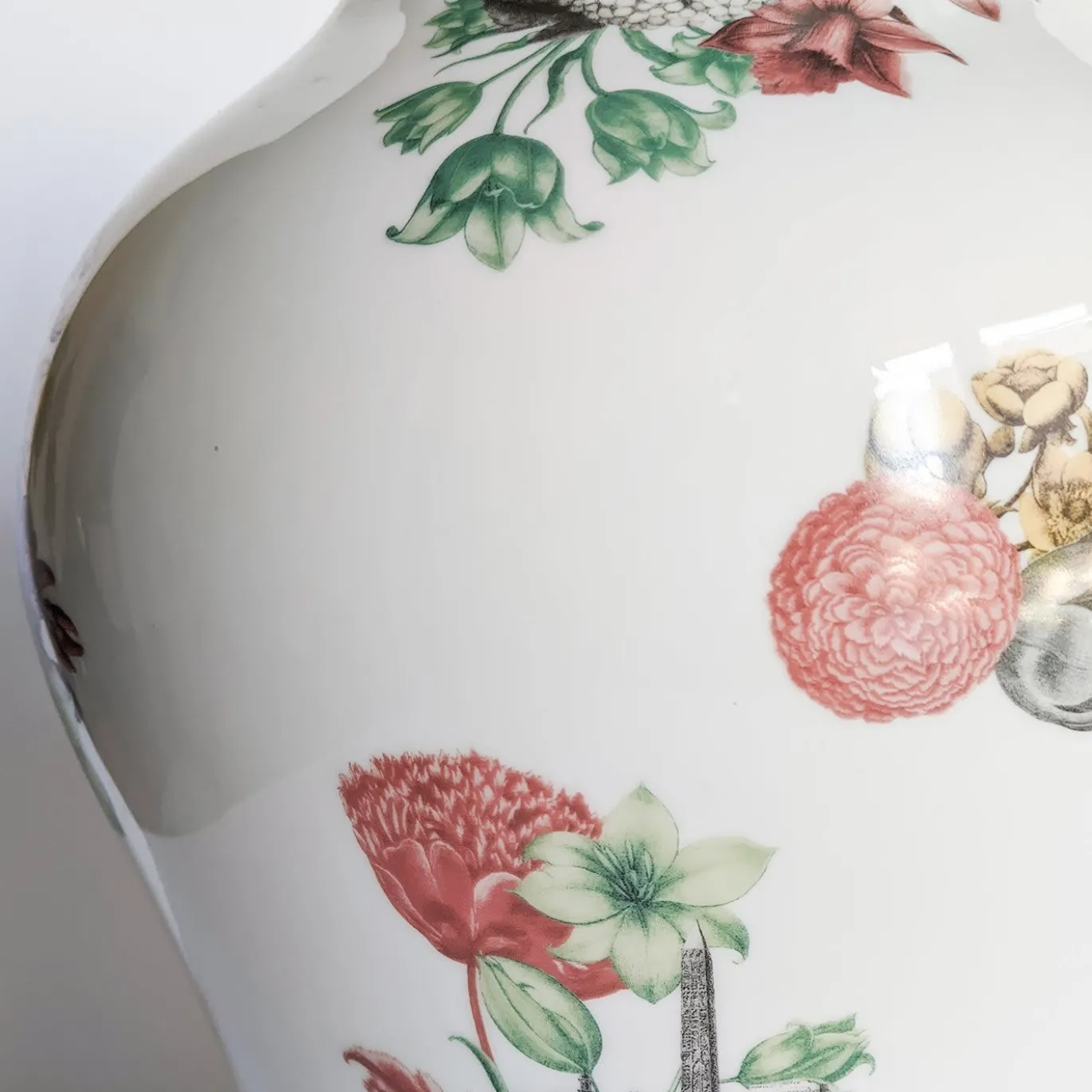 Cairo Vaso in porcellana ad anfora con fiori e architetture H27Cm