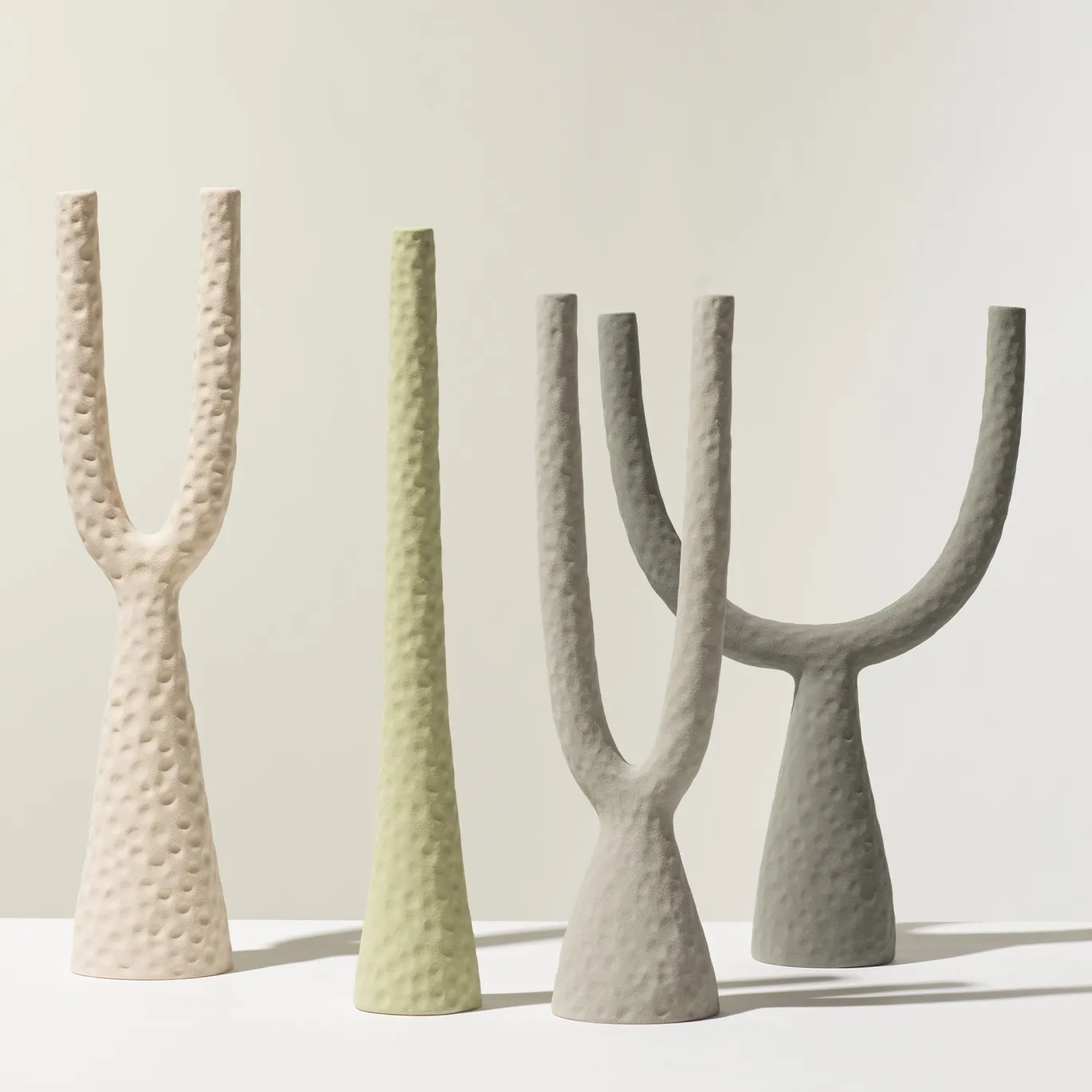 Candelabro Alpha in ceramica neve opaco