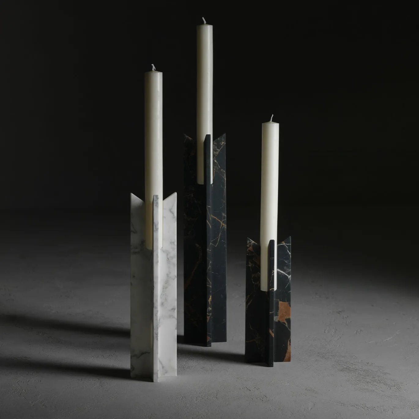 Candeliere in marmo nero e oro Trinity S
