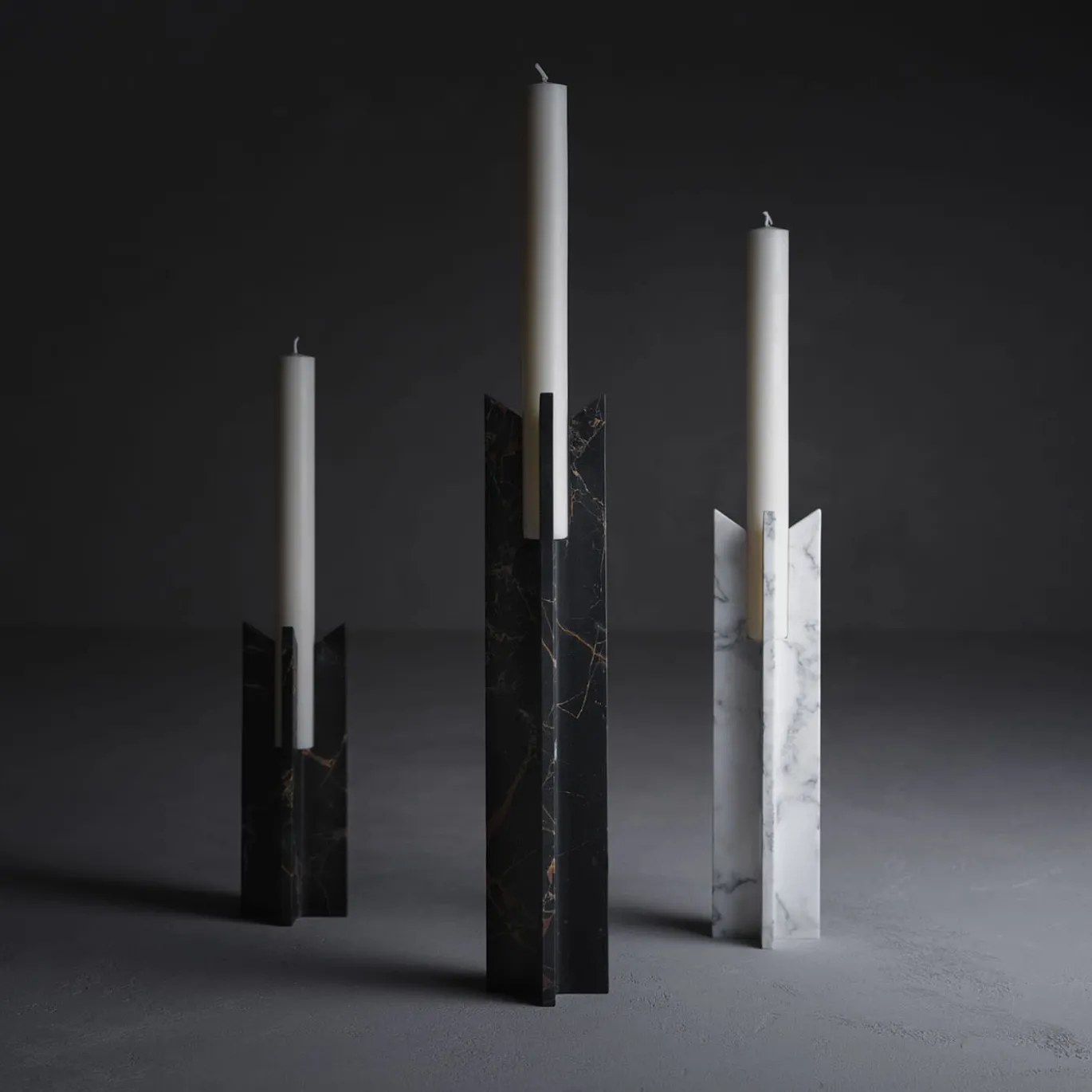 Candeliere in marmo nero e oro Trinity S