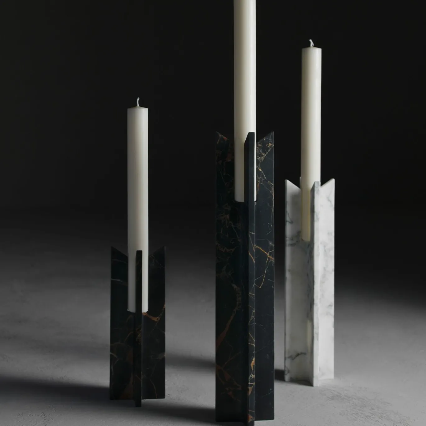 Candeliere in marmo nero e oro Trinity S