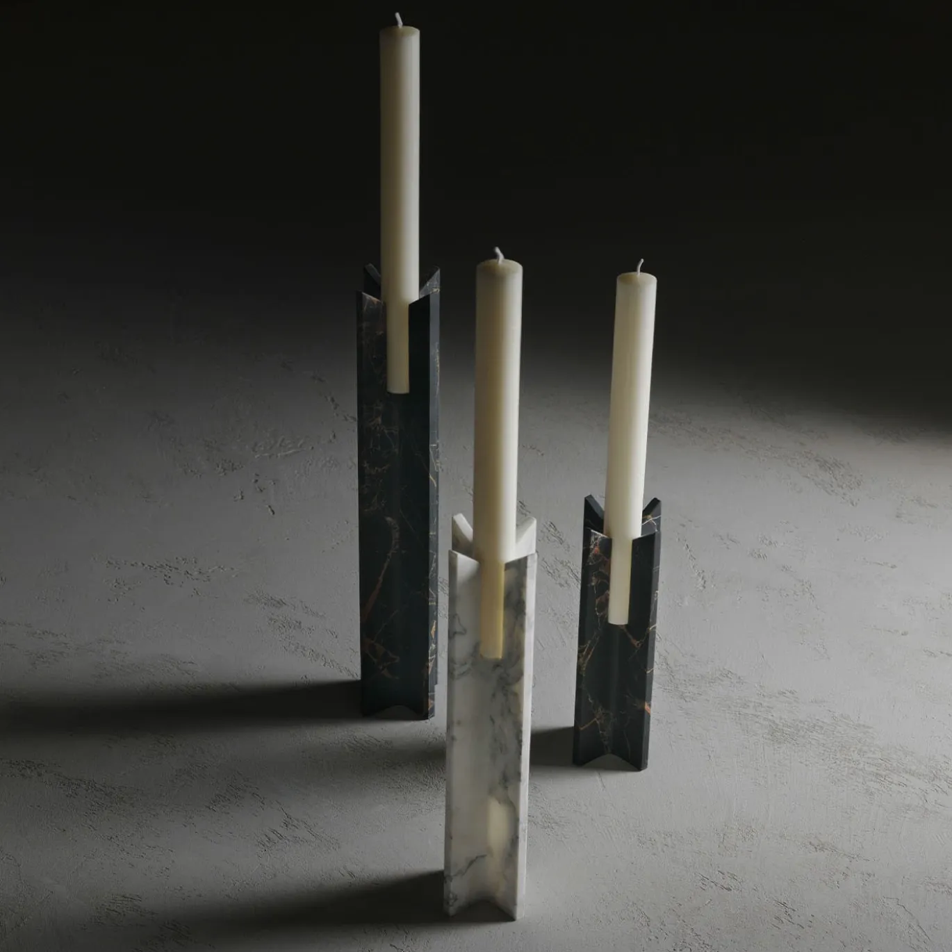 Candeliere Trinity L in marmo nero e oro