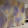 Carta da parati a trama viola della collezione Flo di Karim Rashid
