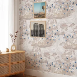 Carta da Parati con Rondini Blu e Cielo Pastello