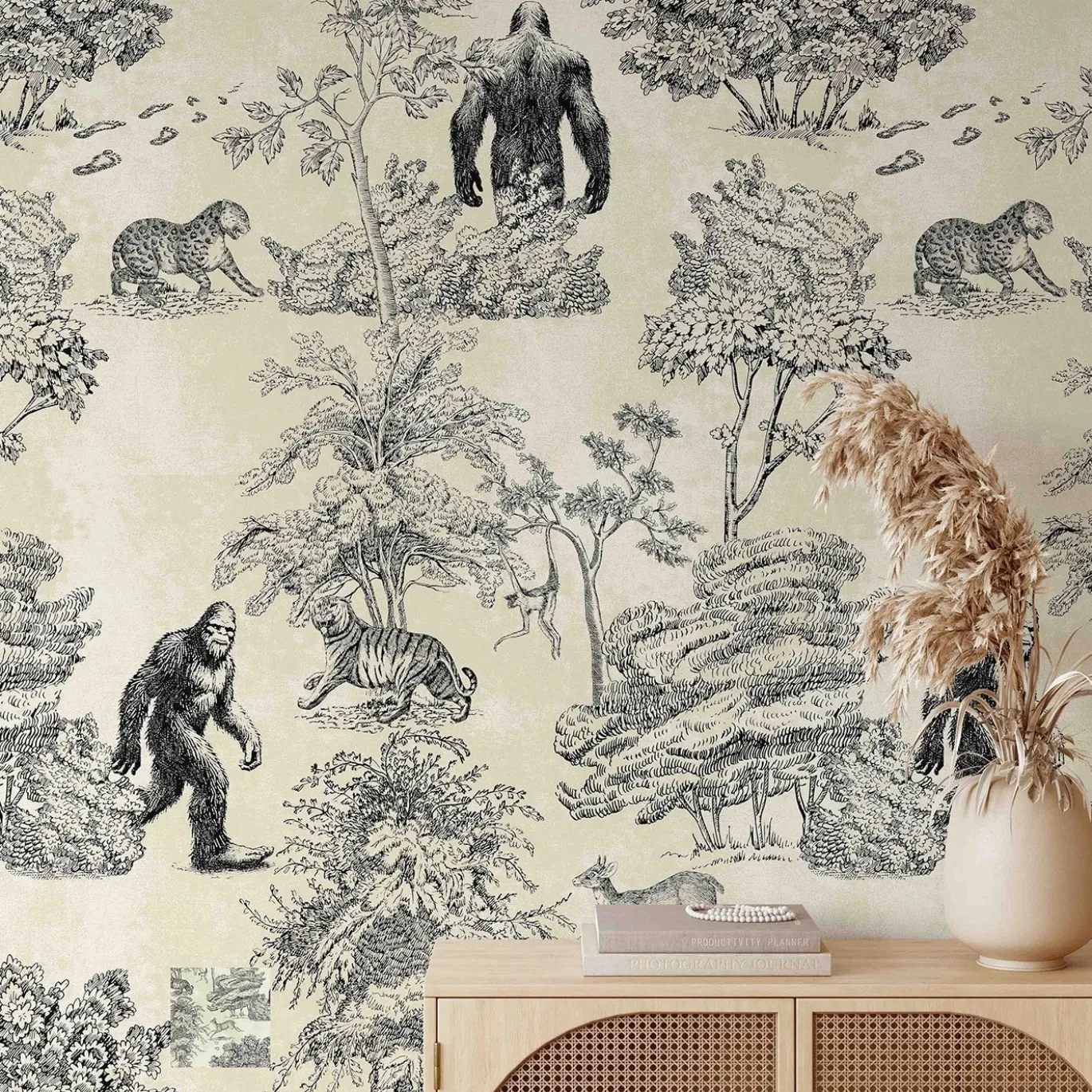 Carta da Parati Toile de Jouy in Toni Seppia con Bigfoot Mistico