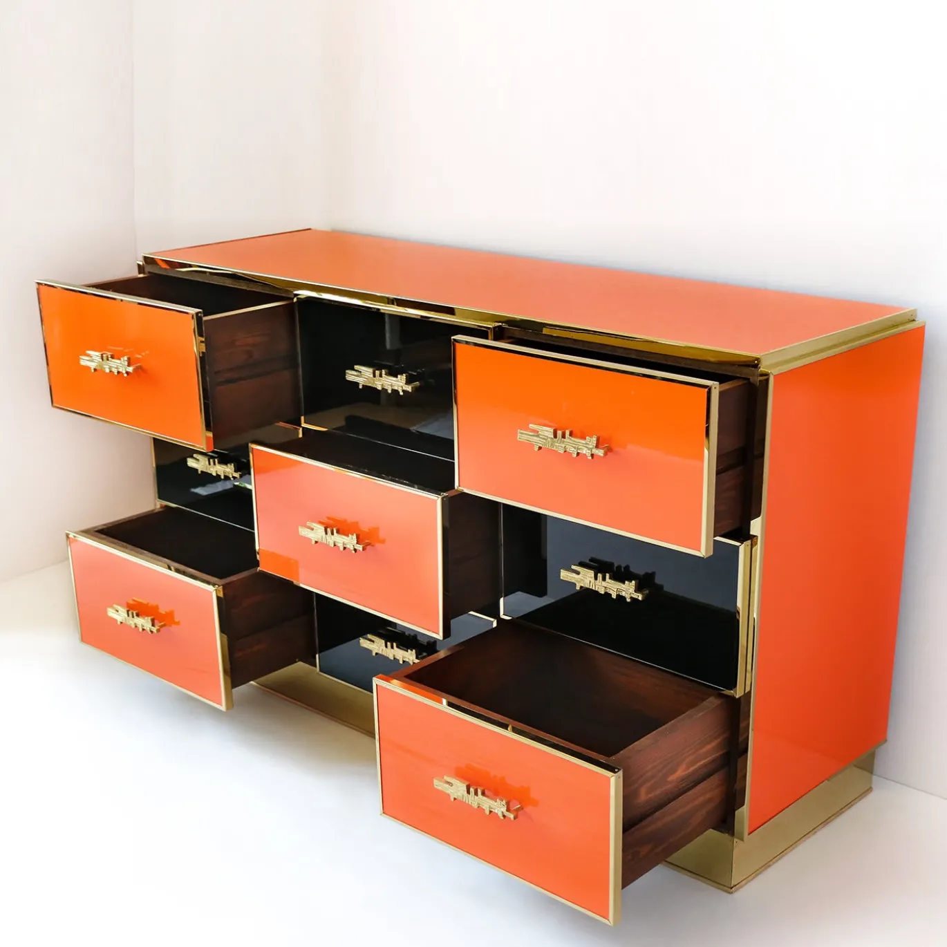 Cassettiera nera e arancione