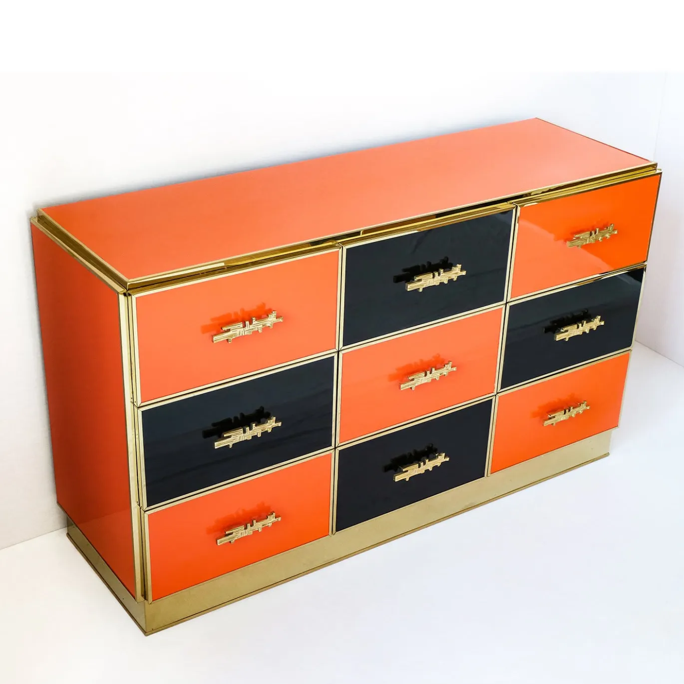 Cassettiera nera e arancione