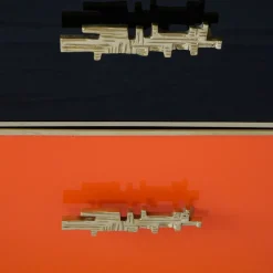 Cassettiera nera e arancione