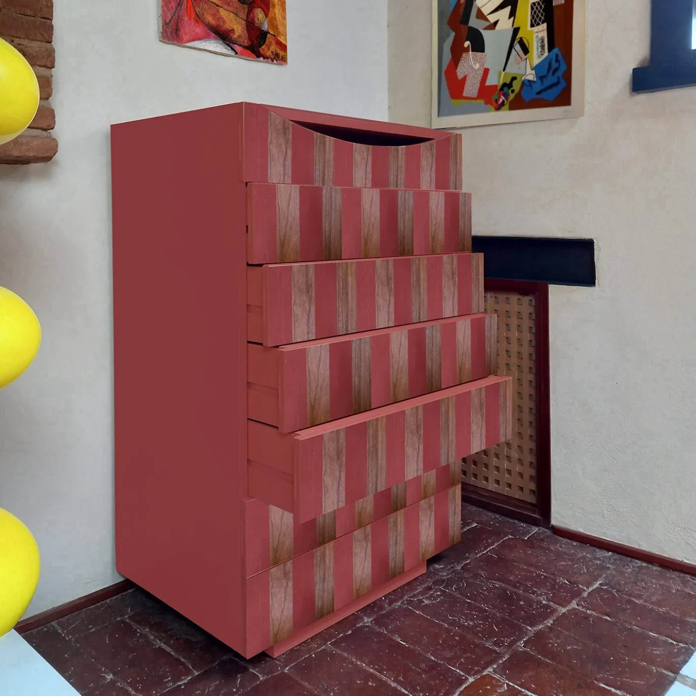 Cassettiera Settimino Strisce in legno di frassino laccato rosso