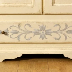 Cassettone Beige In Stile Tirolese Dipinto a Mano