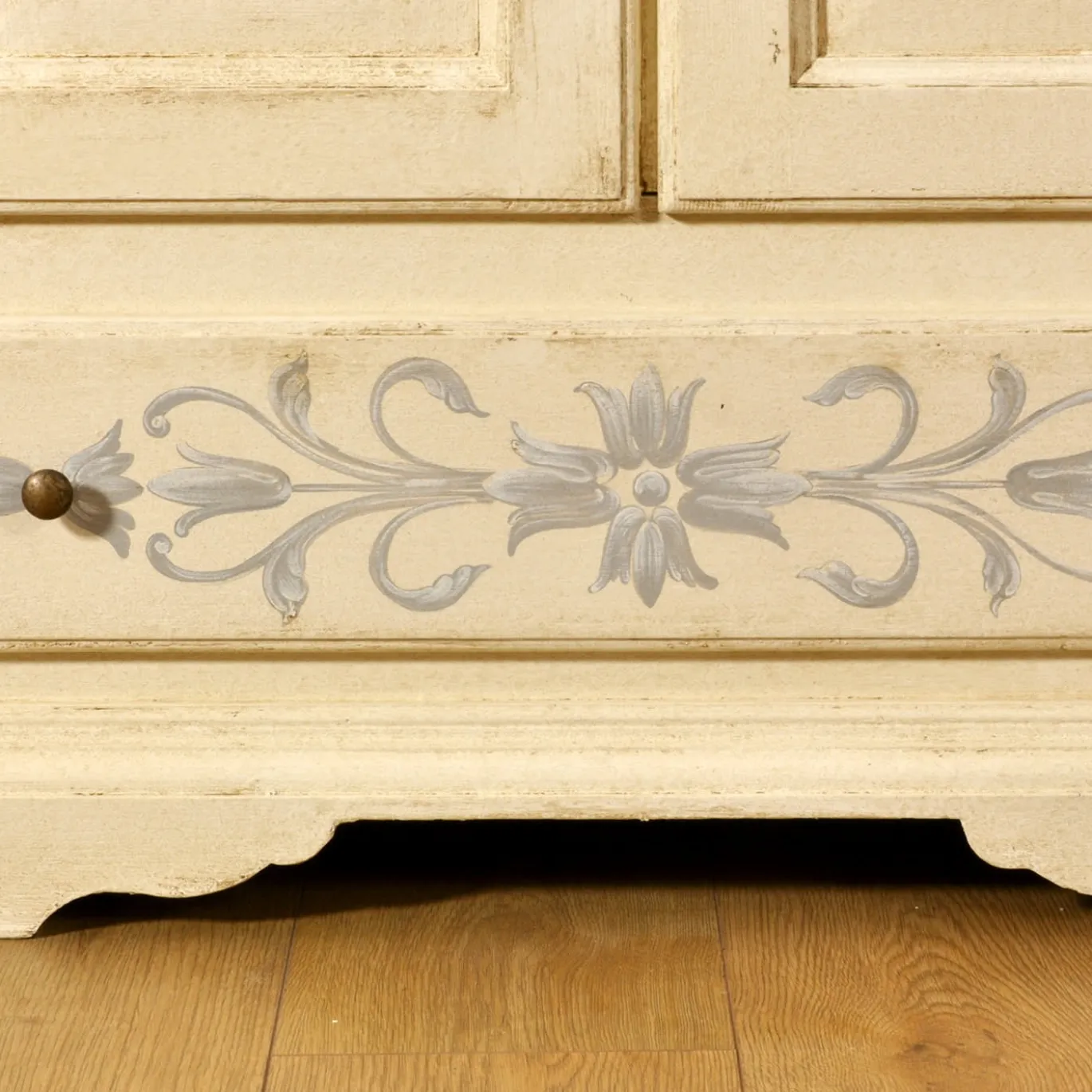 Cassettone Beige In Stile Tirolese Dipinto a Mano