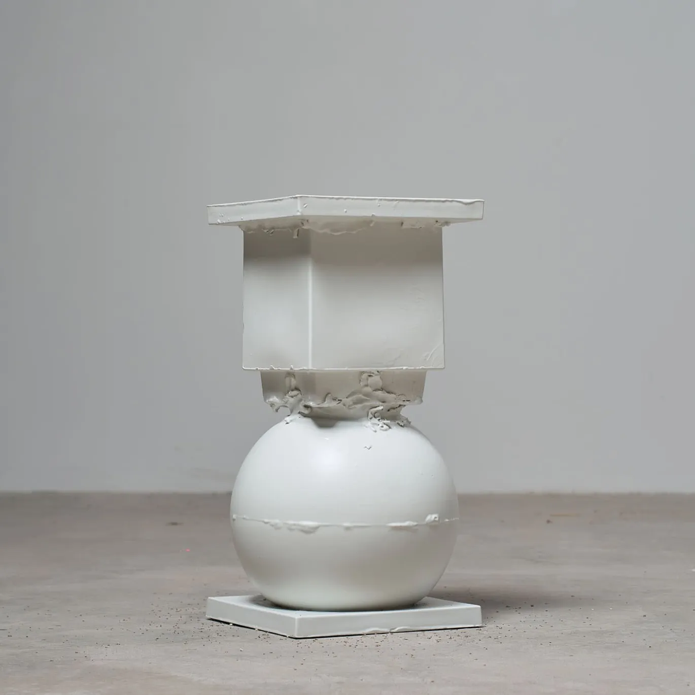 Cassola+Marostica tavolino in ceramica finitura sabbia bianca