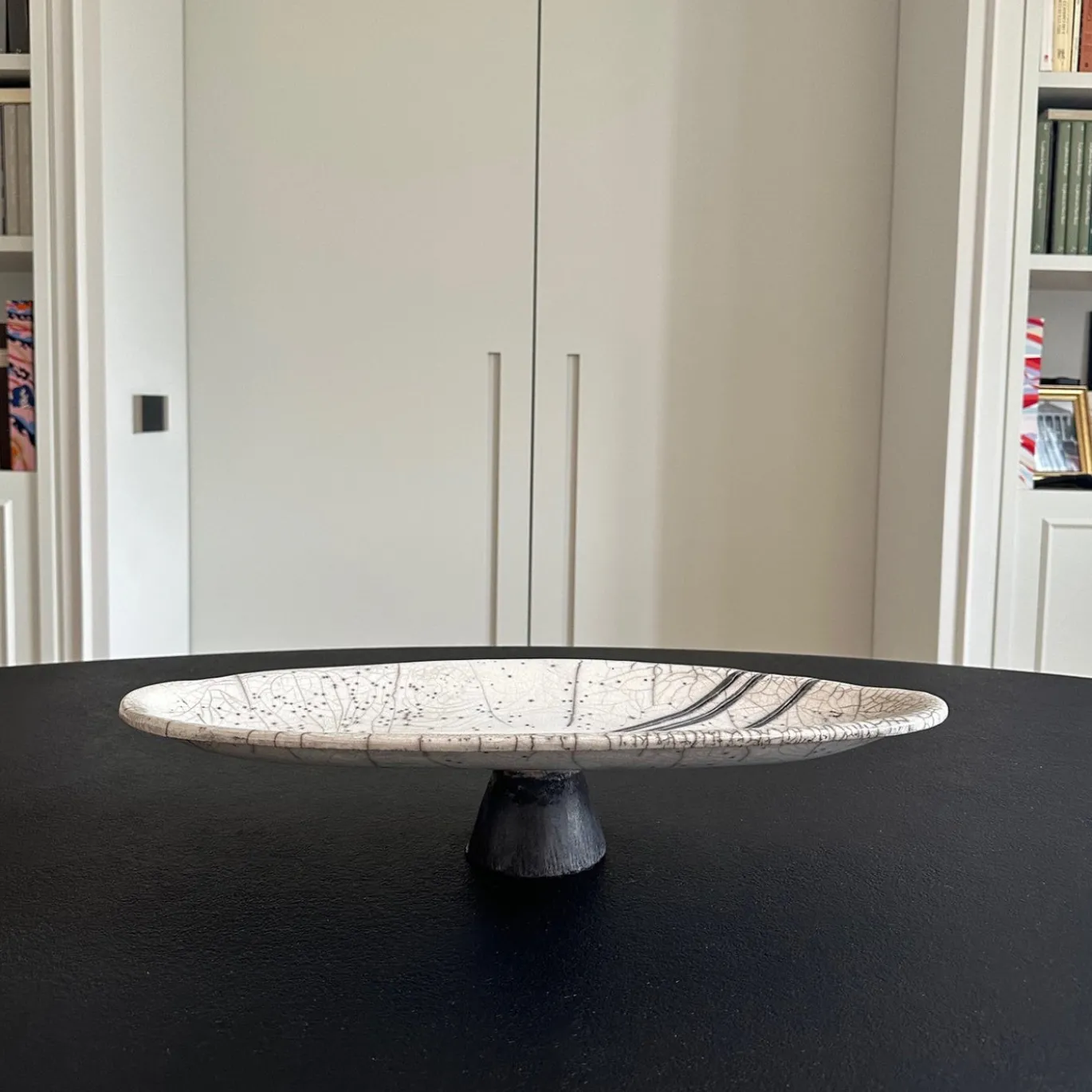 Centro tavola alto in ceramica Raku bianco e nero