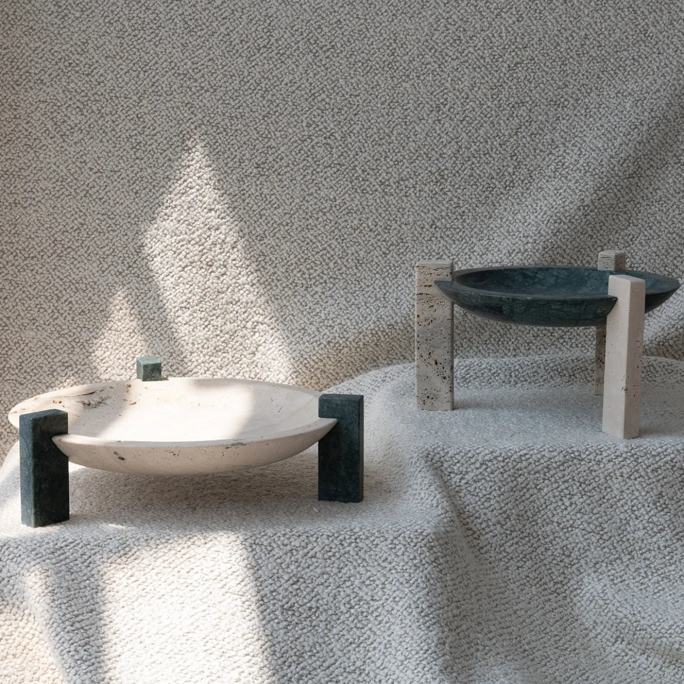 Centrotavola Block Stand alto in marmo Verde guatemala e Travertino