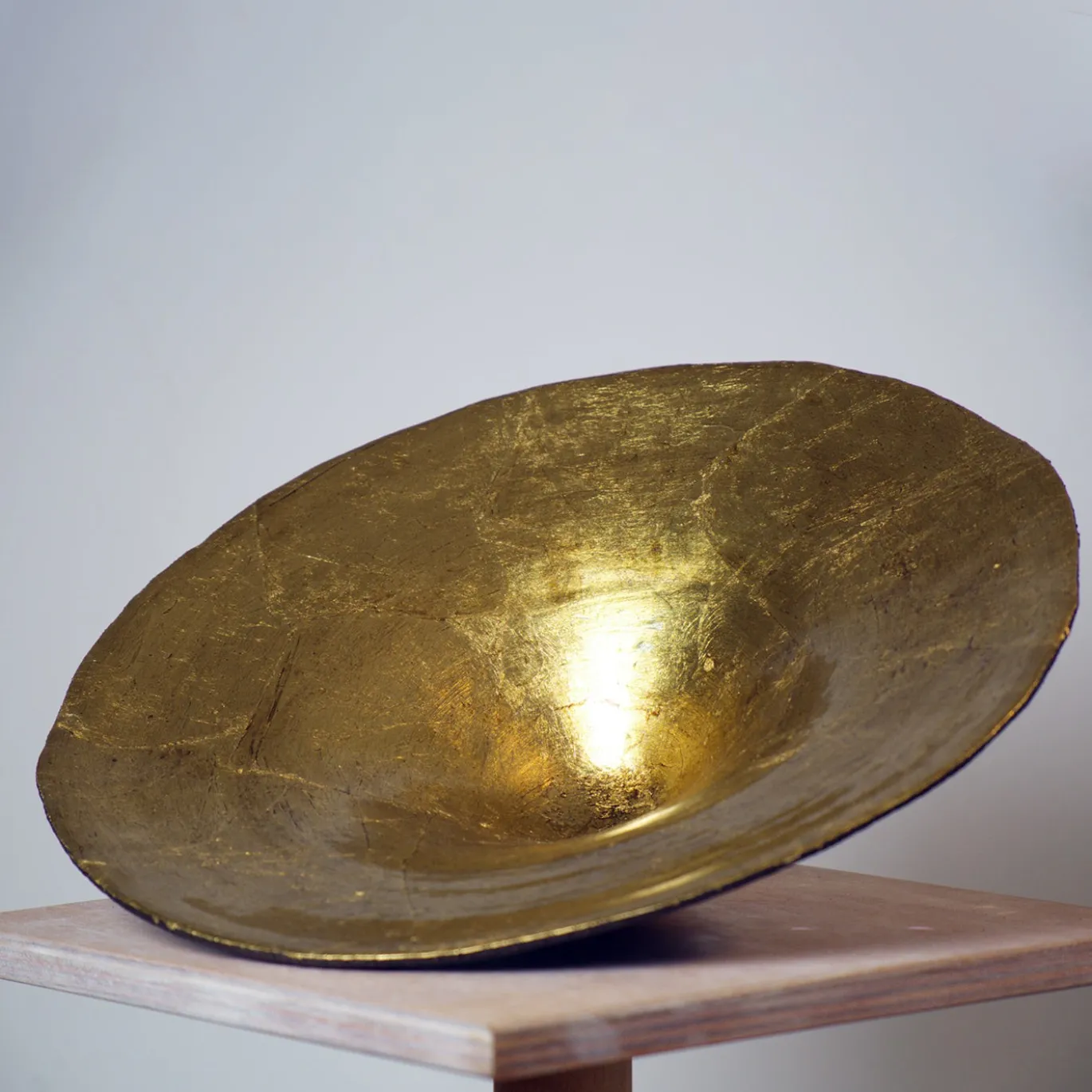 Centrotavola in ceramica bruna e foglia oro della collezione Spore