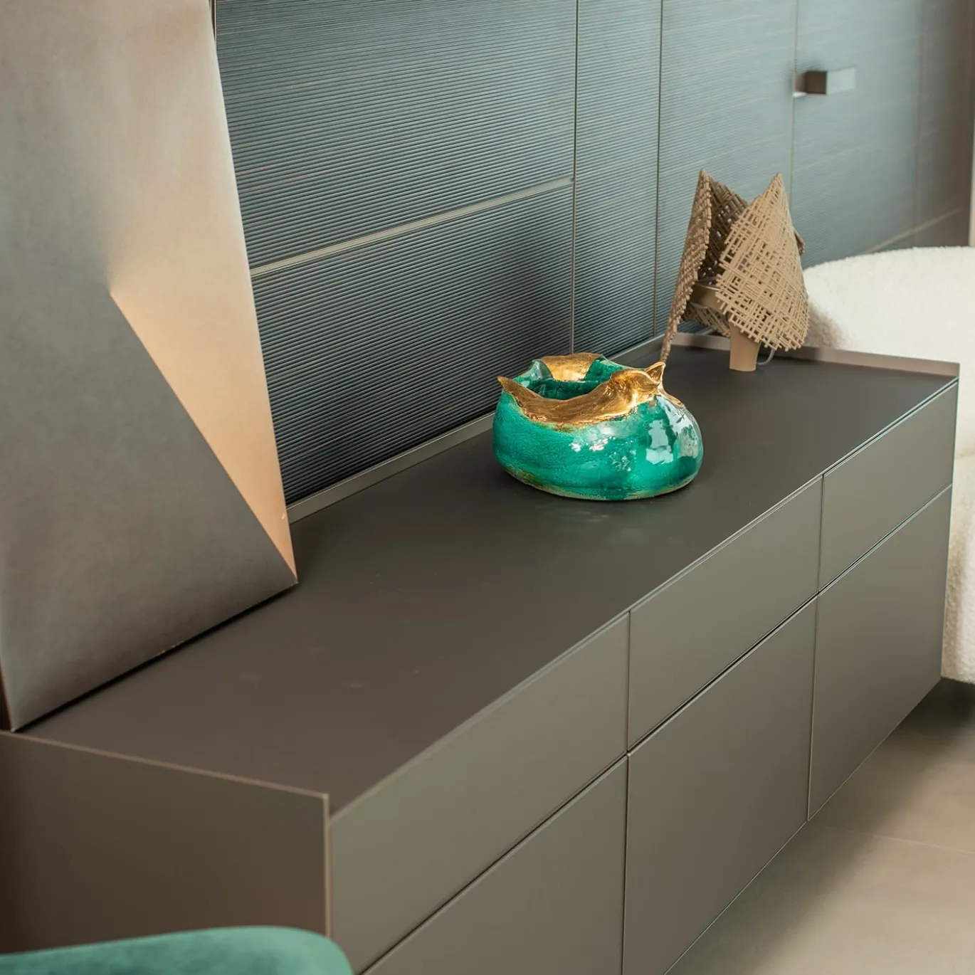 Centrotavola in ceramica La Colomba Della Pace Verdigris e foglie d'oro
