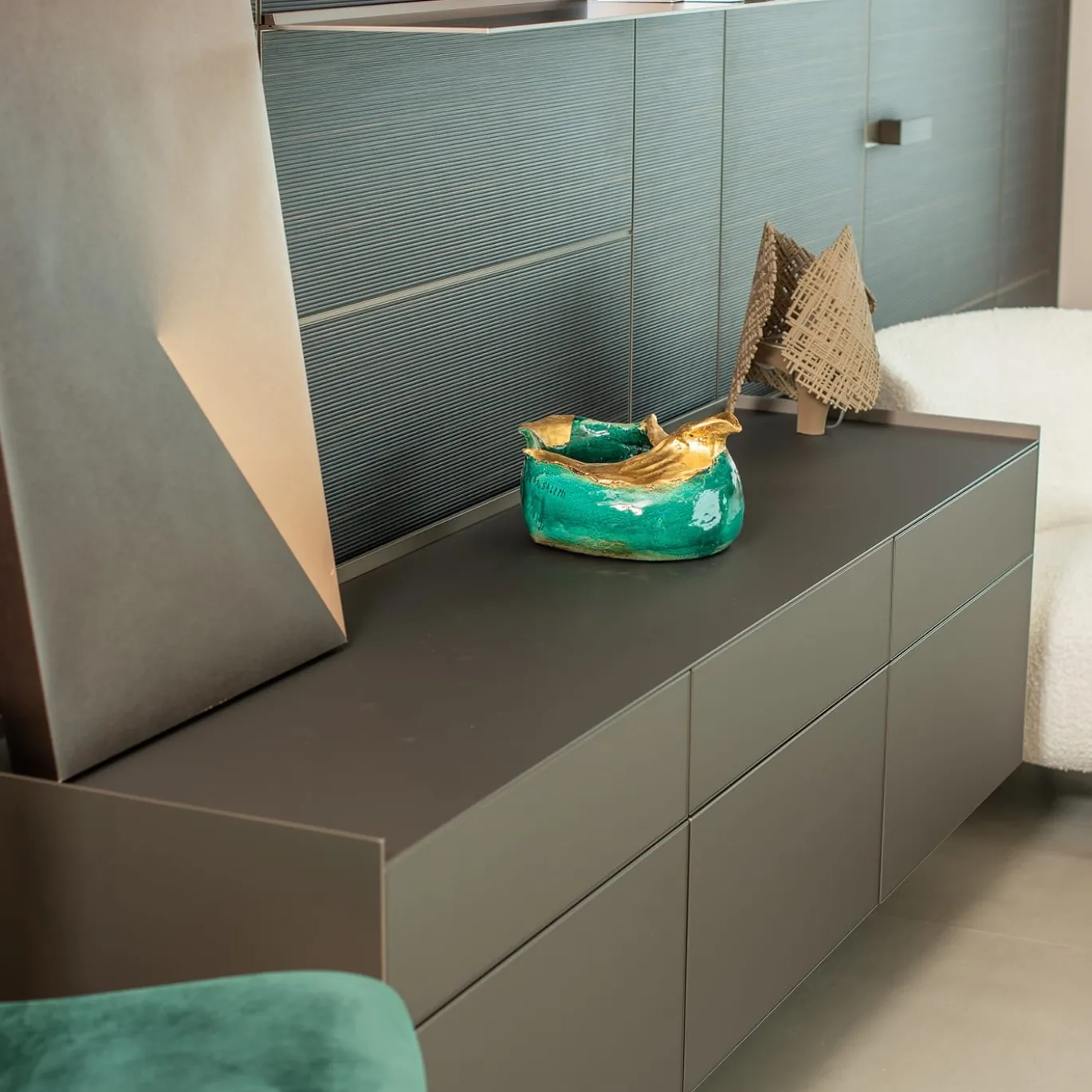 Centrotavola in ceramica La Colomba Della Pace Verdigris e foglie d'oro